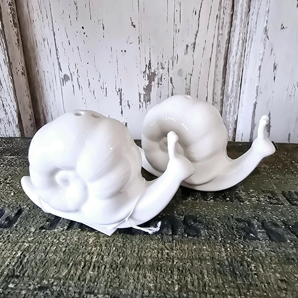 Ceramic Snail Figurines – White Salt & Pepper Shakers Set‎ or Home Décor